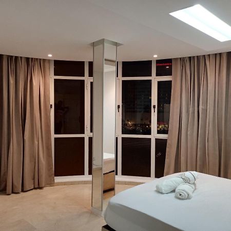 Amazing Appartement Au Centre Ville En Face Hilton - Gare Train Tanger Exterior foto